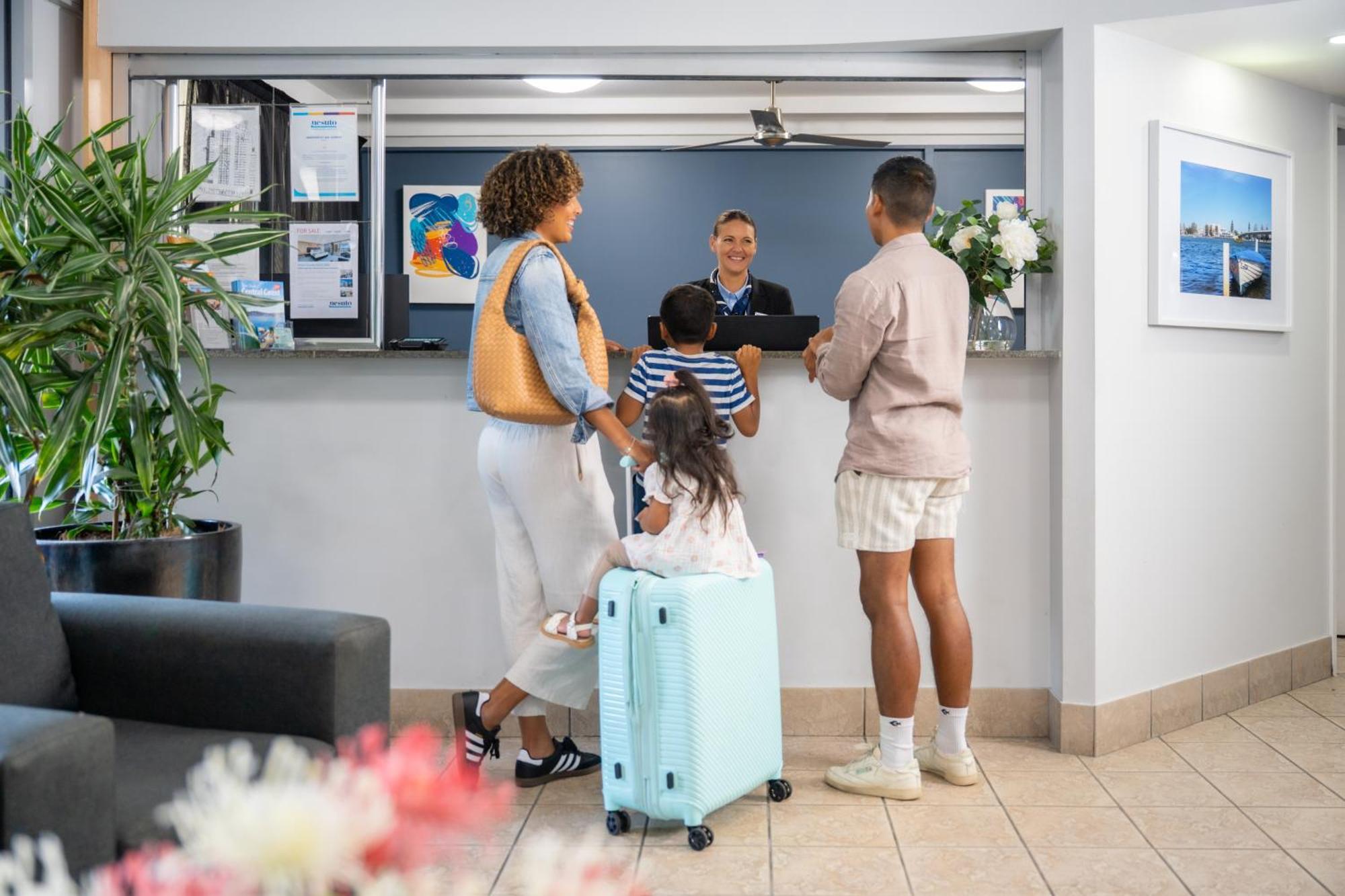 Aparthotel Nesuto The Entrance Extérieur photo